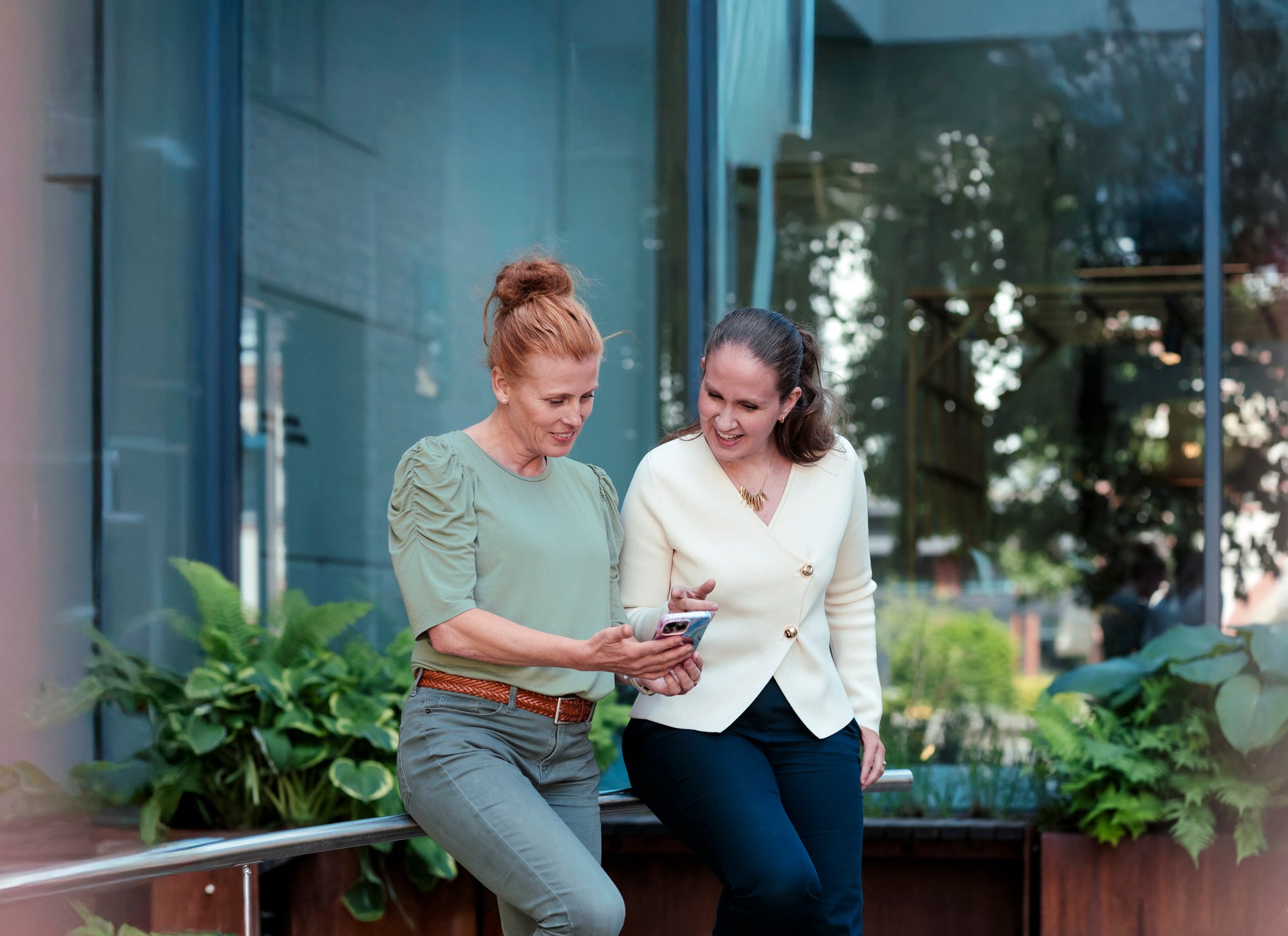 Cathrine og Ingvild med mobil