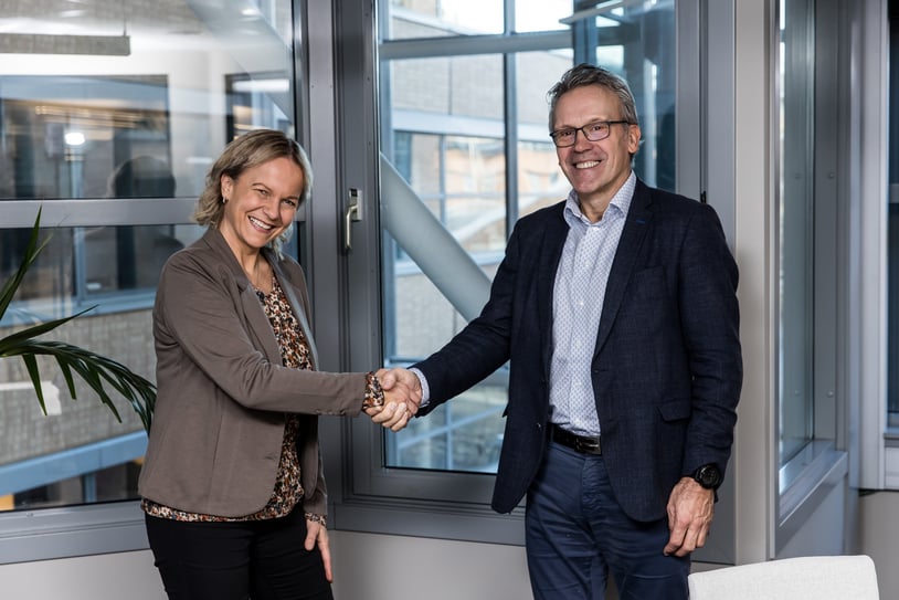 Anne Lise Heide sammen med Jostein Kvinnesland, som tar hverandre i hånda.